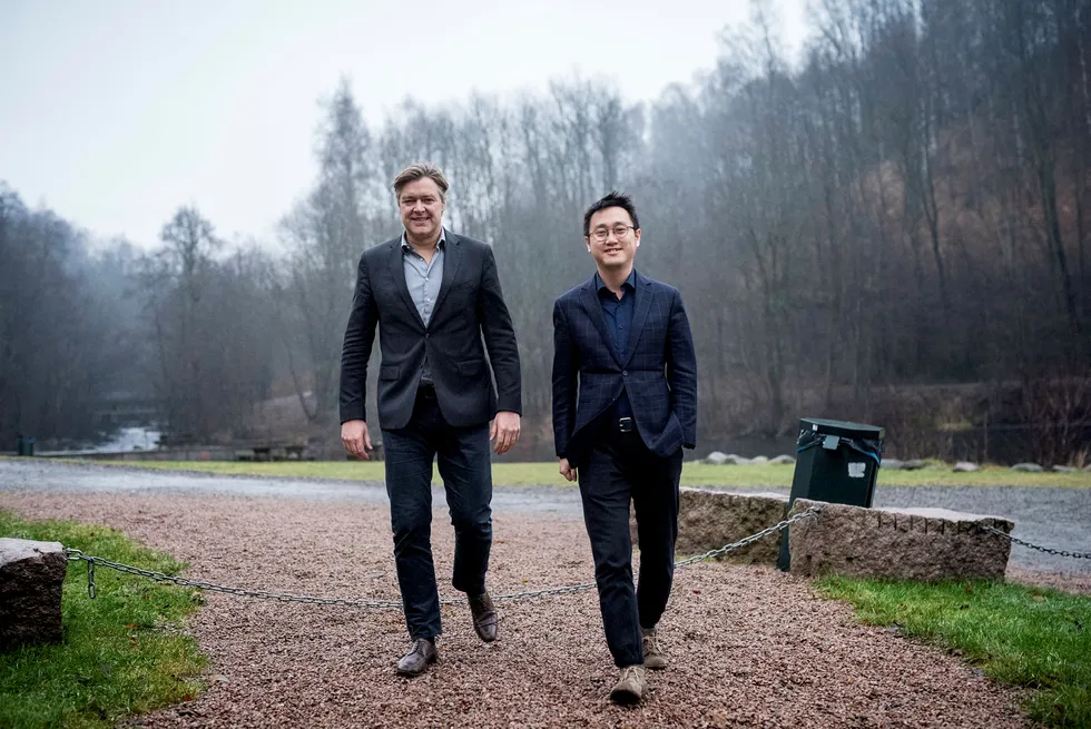 Opera Software-sjef Lars Boilesen (til venstre) sammen med investeringsdirektør Lin Song i Beijing Kunlun Tech, det sentrale selskapet i kjøpet av Operas nettleser. Song er milliardær og Kunlun-gründer Yahui Zhous høyre hånd. Foto: Skjalg Bøhmer Vold