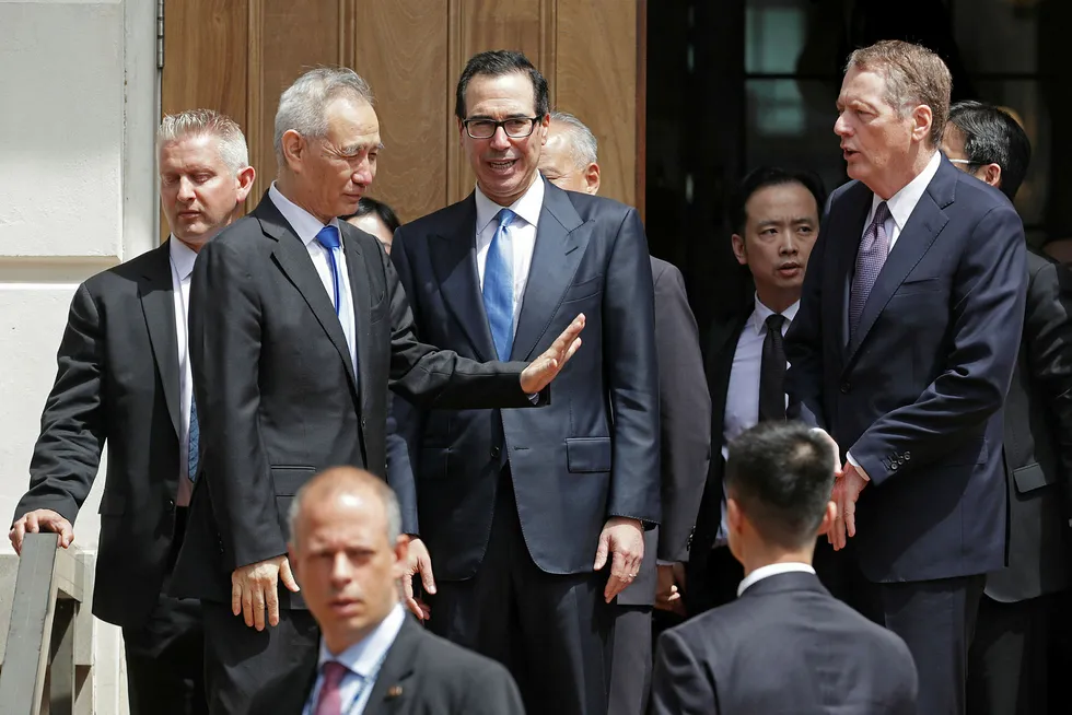 Kinas topputsending Liu He tar farvel med finansminister Steven Mnuchin og handelsrepresentant Robert Lighthizer etter at møtene i Washington ble avsluttet fredag.