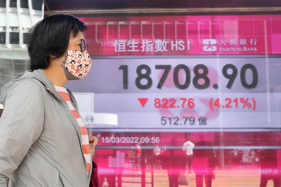 Fallet fortsetter med full styrke ved Hongkong-børsen på tirsdag. Nye smitteutbrudd i Kina og nedstengninger, og usikkerhet rundt internettselskapene, skaper usikkerhet hos investorer.