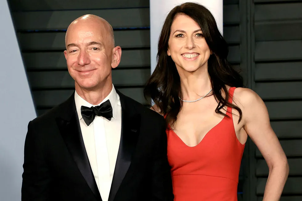 Amazon-topp Jeff Bezos og MacKenzie Scott fotografert i 2018, da de fortsatt var et par. Nå er de skilt.