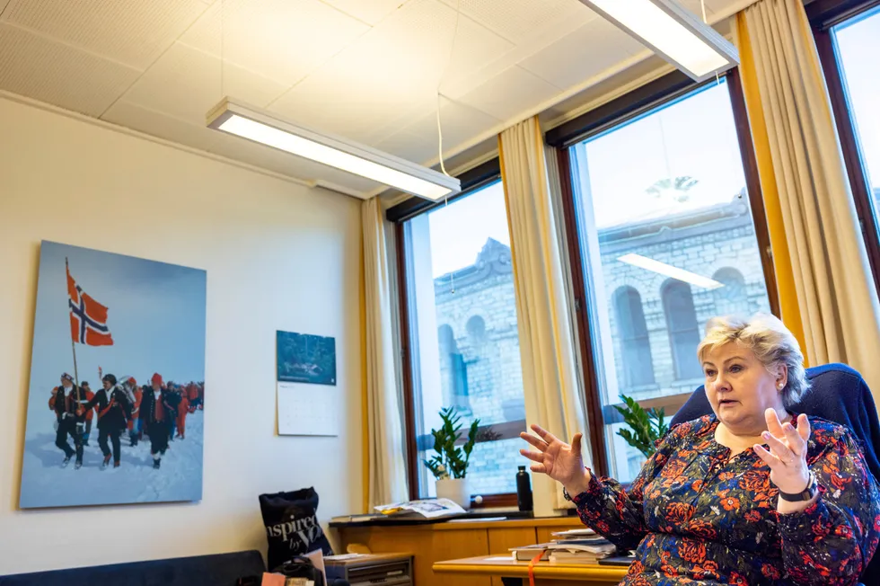 Høyre-leder Erna Solberg er opptatt av den norske forsvarsviljen mer enn å ha svarene nå på hva som må endres etter krigen i Ukraina. Bildet på veggen er fra en nasjonaldagsfeiring på Hardangerjøkulen.