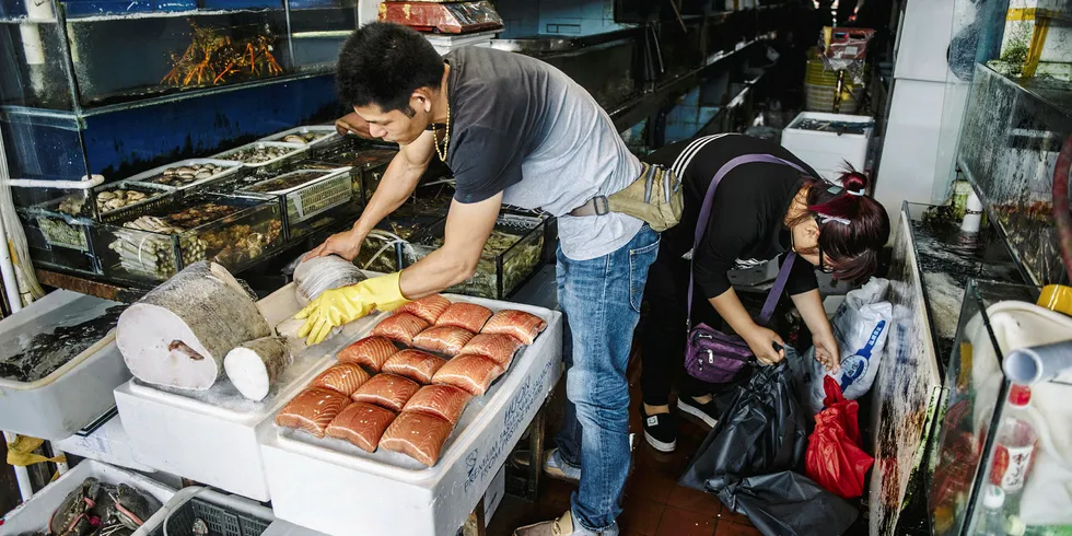 Fiskehandlere på fiskemarkedet i Shanghai. Tidligere hadde norsk laks nitti prosent av markedet.