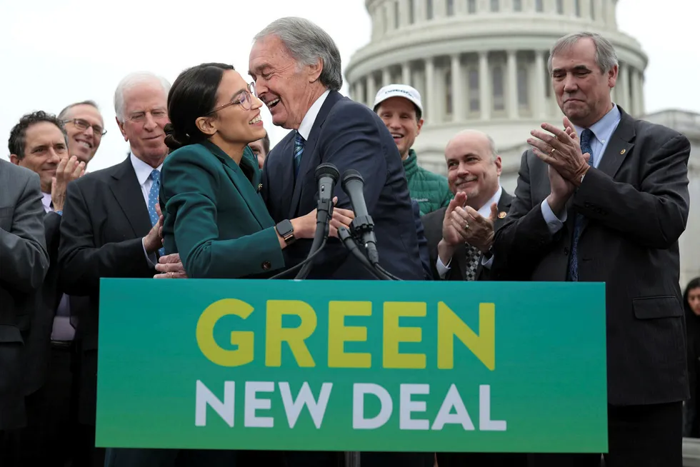 Senator Ed Markey omfavner representant Alexandria Ocasio-Cortez på en pressekonferanse foran Capitol Hill i forbindelse med fremleggelsen av Demokratenes klimaplan Green New Deal.
