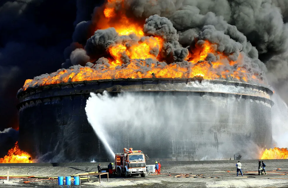 Oljeproduksjonen i Libya har lenge vært pekt på som en joker i oljemarkedet. Sabotasje mot oljerelatert infrastruktur, som her fra 2014, har ført til stor usikkerhet rundt landets oljeproduksjon. Foto: Stringer/Reuters/NTB Scanpix