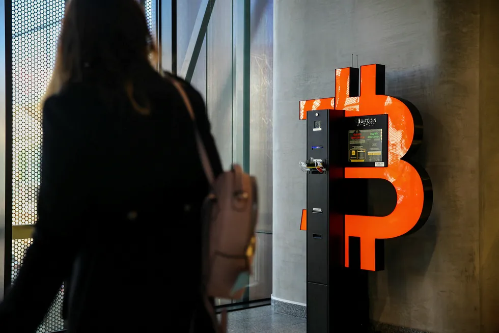 Kursutviklingen i bitcoin-markedet lever sitt eget liv. I den polske byen Sopot kan man kjøpe digital valuta på egen automat.