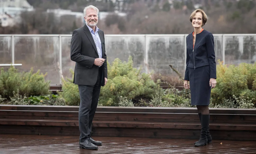 Hafslund Eco-toppsjef Finn Bjørn Ruyter og Fred. Olsen Renewables-styreleder Annette Olsen avbildet på taket av Hafslunds nye kontorer på Skøyen.