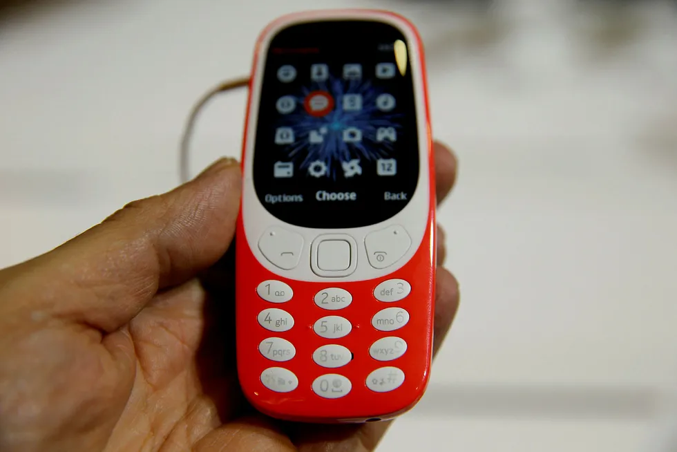 Nokia er blitt verdens største varemerke innen såkalte «feature phones» – det vil si enkle mobiltelefoner. Som den nylanserte klassikeren Nokia 3310 på bildet. Men Nokia nærmer seg også topp ti i verden for smarttelefoner. Foto: Paul Hanna/Reuters/NTB Scanpix