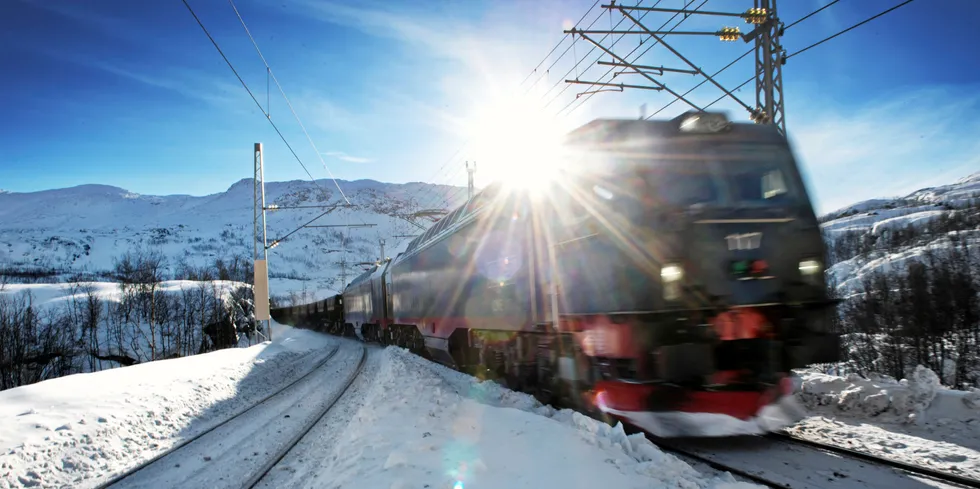Ofotbanen mellom Kiruna og Narvik bør bygges ut, og det bør heller brukes penger på andre samferdselsprosjekter i nord fremfor en rådyr jernbane mellom Bodø og Tromsø.