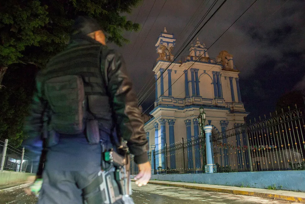 En politimann står foran kirken hvis tårn ble skadet av jordskjelvet på 8.1på richters skala som rammet blant annet byen San Cristobal de Las Casas i Mexico. Foto: Moyses Zuniga/NTB Scanpix