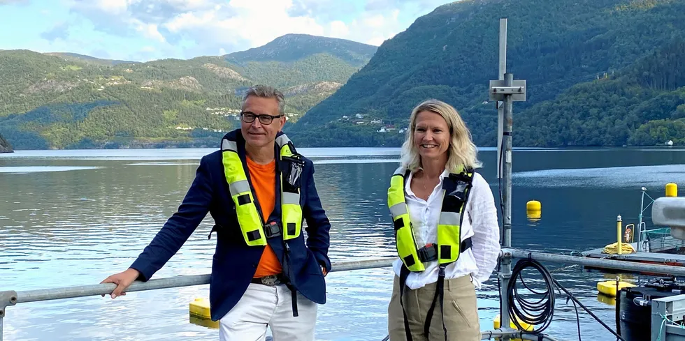 Fiskeri- og sjømatminister Odd Emil Ingebrigtsen på besøk hos Lerøy Sjøtroll. Her sammen med daglig leder i Lerøy Sjøtroll, Nina Møgster.