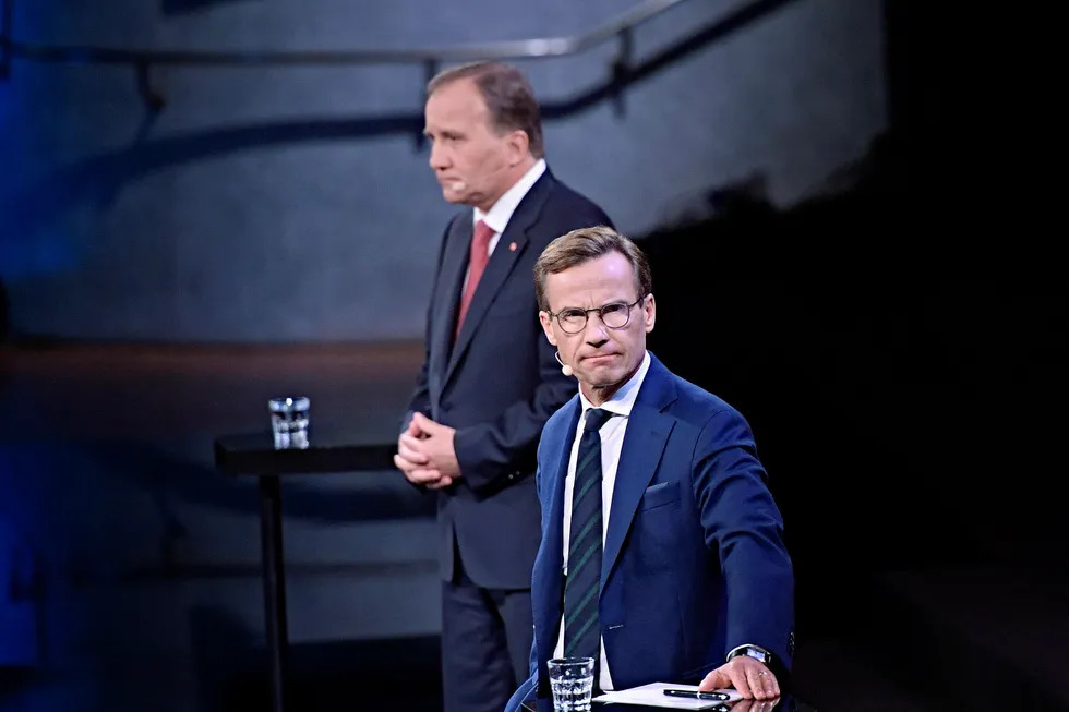Moderaternas partileder Ulf Kristersson (foran) har tatt initiativ til samtaler med statsminister Stefan Löfven, som inntil videre leder en overggansregjering. Her fra en valgdebatt i sommer.