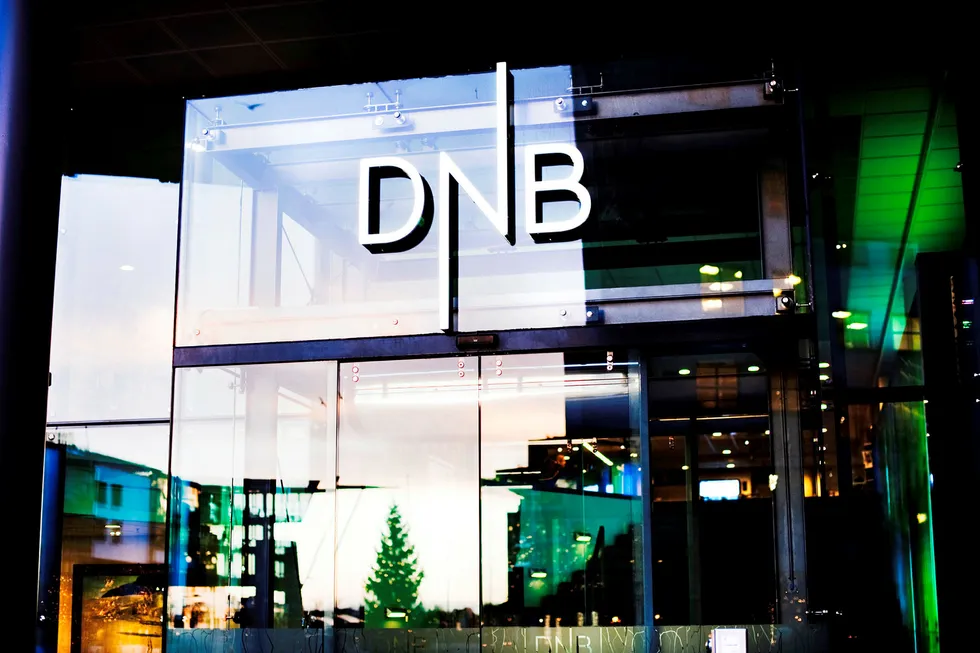 DNB-aksjen falt kraftig på Oslo Børs fredag.