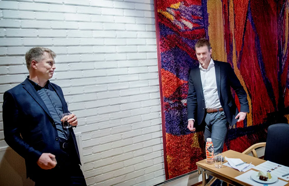 – Det er kanskje ikke en Boble, men det er kanskje en BMW eller en Tesla, sier NHH-professor Ola H. Grytten (til venstre) om de norske boligprisene under Valutaseminaret. Her med BI-professor Erling Røed Larsen. Gorm K. Gaare