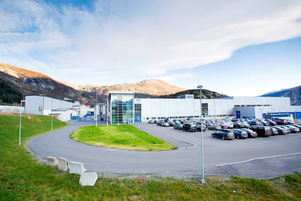 Norwegian Crystals produserer industriproduktene sine i de tidligere lokalene til Rec Wafer Multi i Glomfjord.