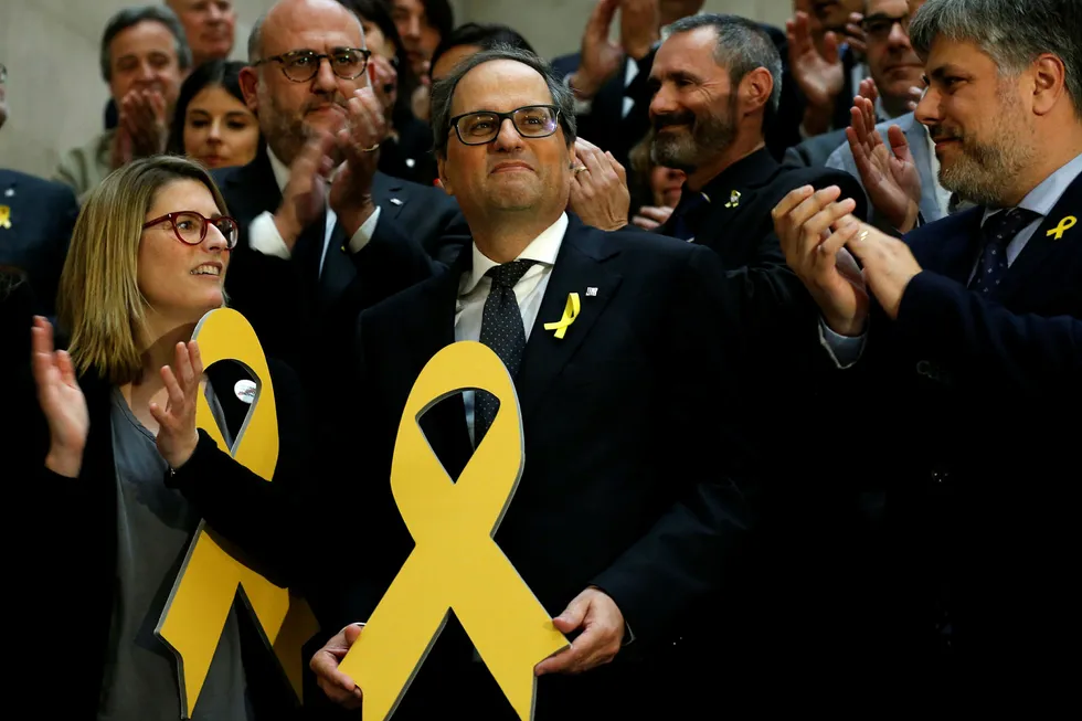 Separatistlederen Quim Torra (i midten) ble mandag valgt til ny regionspresident i Catalonia. Foto: AP / NTB scanpix