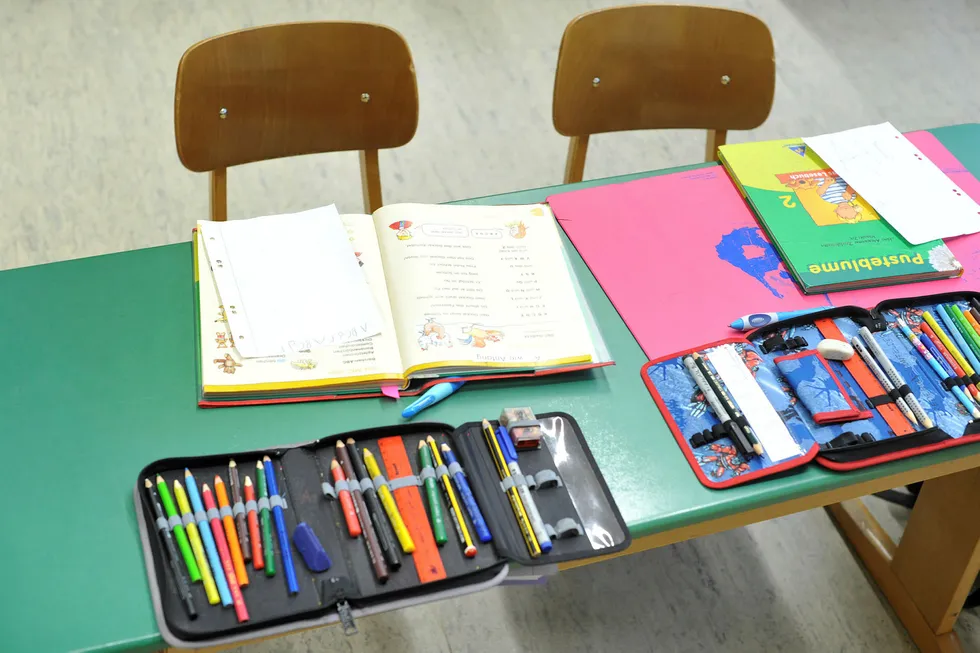 Skoler i Kristiansand er orientert om mulighetene for at noen kan overvåke undervisningen via smartklokker i klasserommet og anbefalt å forby klokkene. Illustrasjonsfoto: Frank May / NTB scanpix