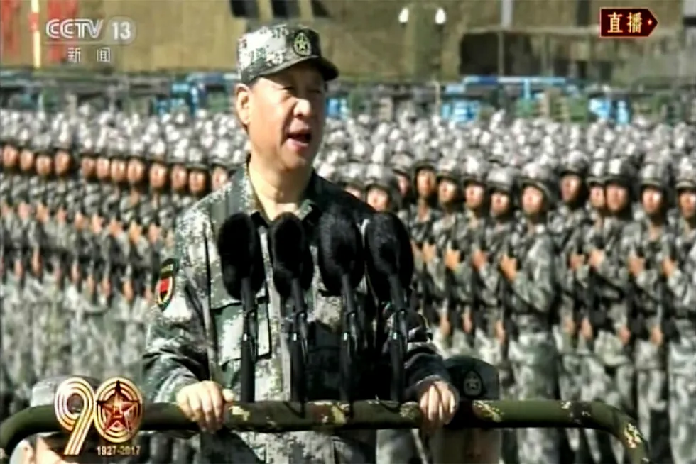 En kampklar kinesisk president inspiserte folkehæren i helgen. Xi Jinping har modernisert hæren, og den skal være kampklar på kort varsel. Foto: AP/NTB Scanpix