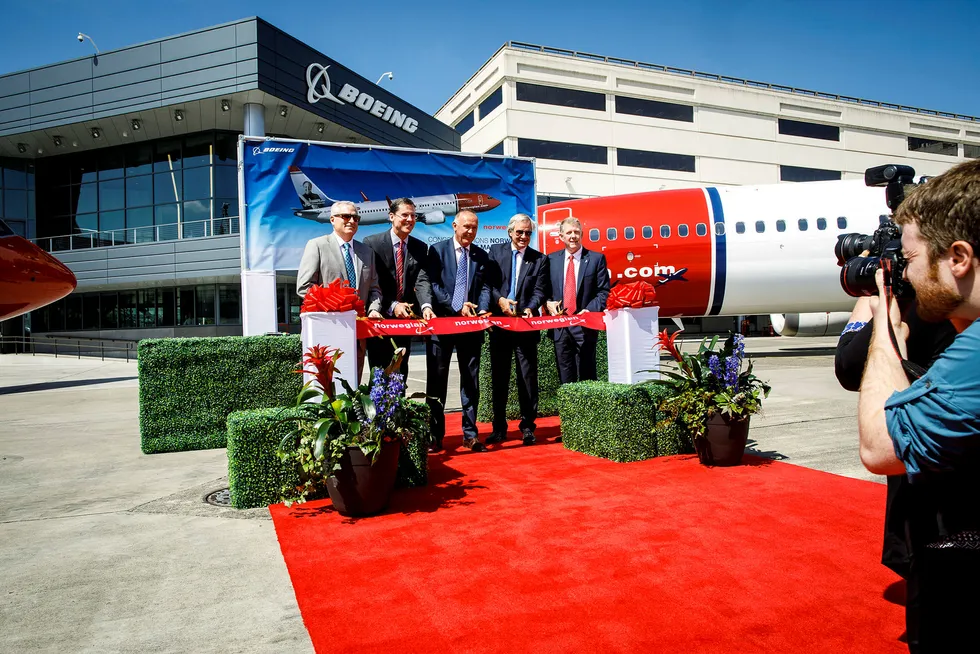 Sommeren 2017 var tidligere Norwegian-sjef Bjørn Kjos (nummer to fra høyre) på Boeing-fabrikken i Seattle for å ta imot første Boeing 737 Max-fly. Senere har flyene blitt parkert, og Norwegian havnet i finansielle problemer.