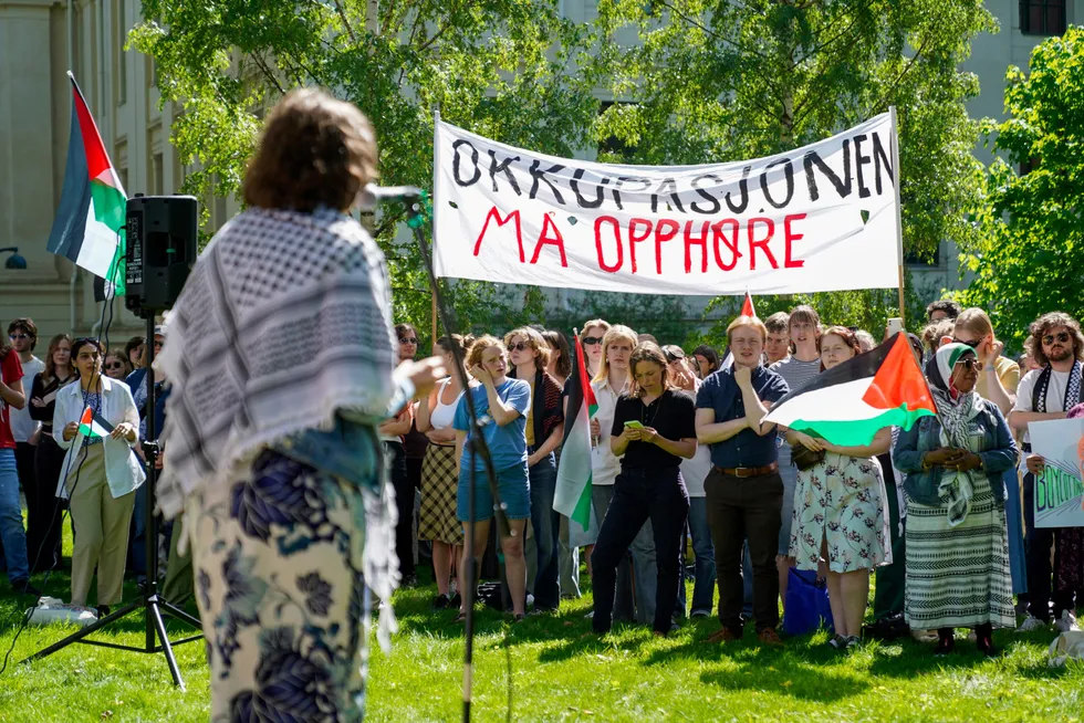 Studenter, akademikere og ansatte ved universitetet protesterer ved professorboligen i Oslo der UiOs universitetsstyre diskuterte akademisk boikott av Israel.