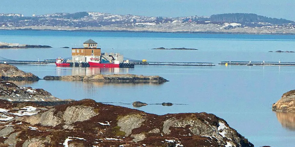 Rømmingen fra Lerøys lokalitet Omsøyholman mellom Hitra og Frøya er nedjustert. Bildet er fra 2013.