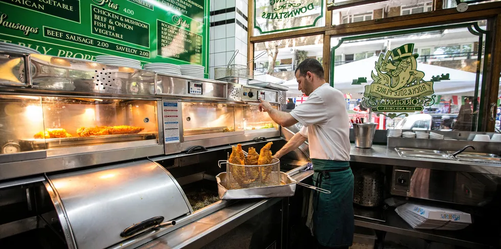 Britene vil ha fish & chips, men ikke for enhver pris.