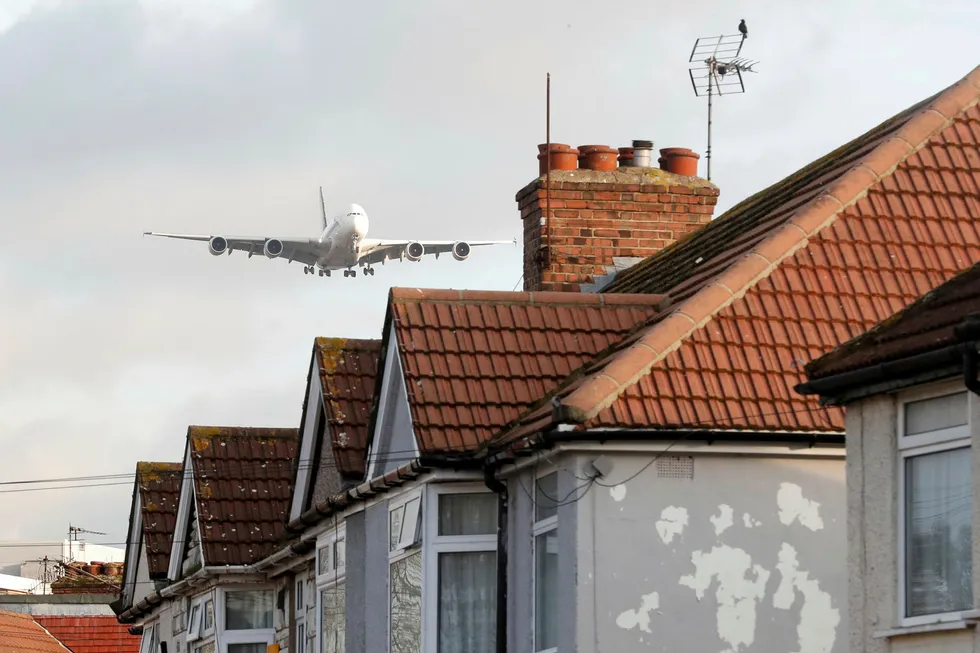 En Airbus A380-800 fra Singapore Airlines flyr over hus i Waye Avenue på vei til å lande på Heathrow flyplass.