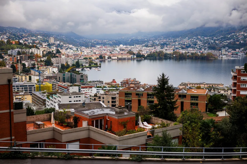 Betydelig skatt på privat innehav/bruk av eiendommer er svært vanlig innen OECD, som i Sveits og Storbritannia, ifølge skribenten. Bildet er fra Lugano i Sveits.