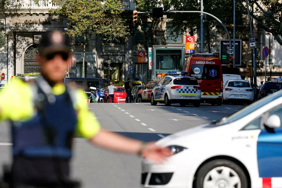 Politiet i Barcelona har sperret av områder rundt hovedgaten La Rambla, der en varebil torsdag kjørte ned flere mennesker. Foto: PAU BARRENA / afp / NTB Scanpix