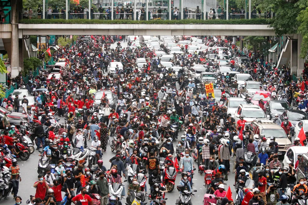 Store folkemasser demonstrerte mot thailandske myndigheters håndtering av koronapandemien i helgen.