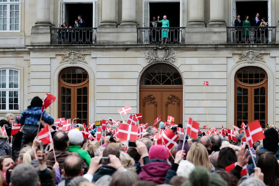 Dansker hyller dronning Margrethe på hennes 75 års dag. Det kan bli færre på den kongelige balkongen.