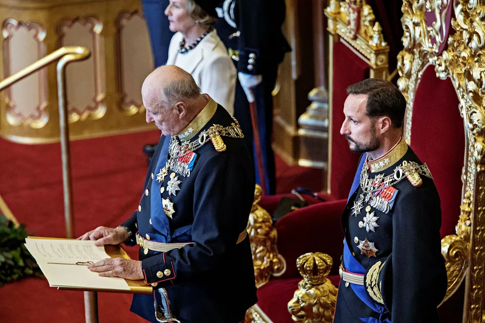 Kong Harald leser trontalen under åpningen av Stortinget 2017. Det gikk veldig greit. Han pyntet til og med litt på den. Foto: Aleksander Nordahl