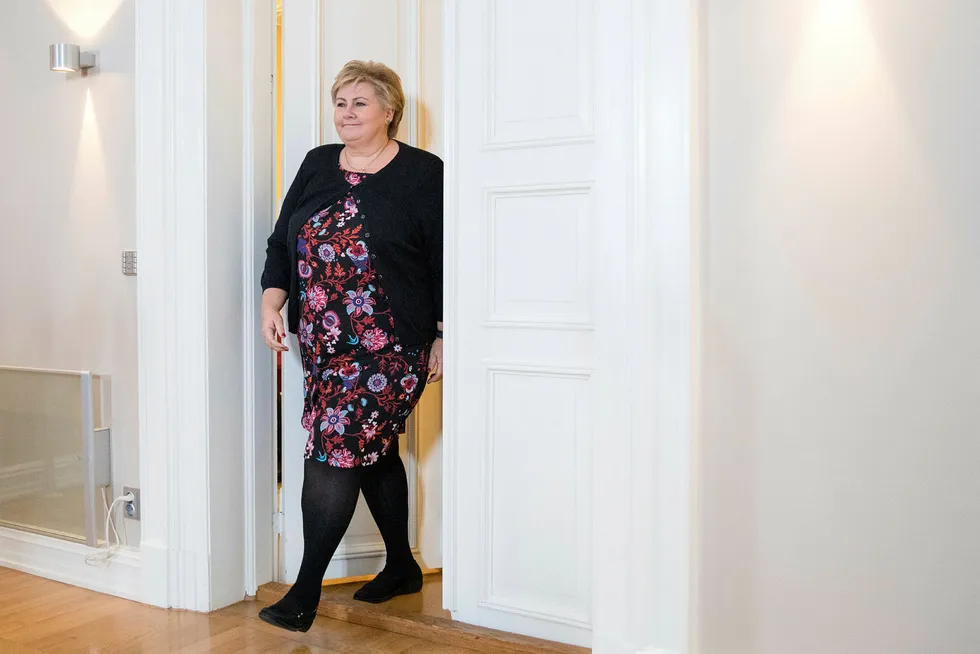 Statsminister Erna Solberg møter pressen etter at Venstre lørdag kveld meddelte at de går i regjeringsforhandlinger med Høyre og Frp. Foto: Audun Braastad / NTB scanpix