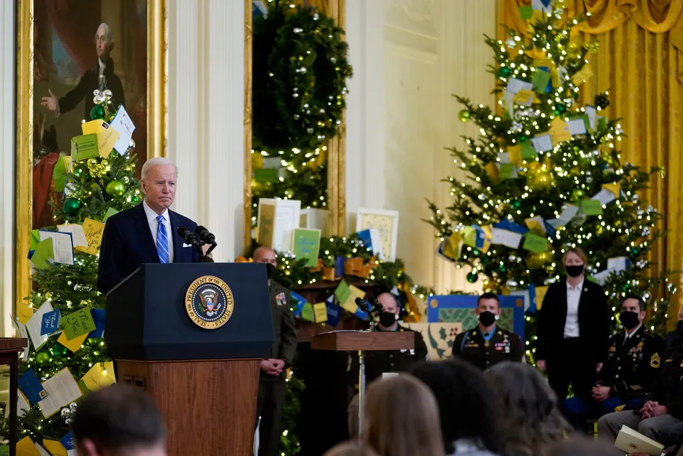 President Joe Biden under en medaljeseremoni rett før jul. Populariteten har vært nede på samme nivå som Donald Trump hadde.