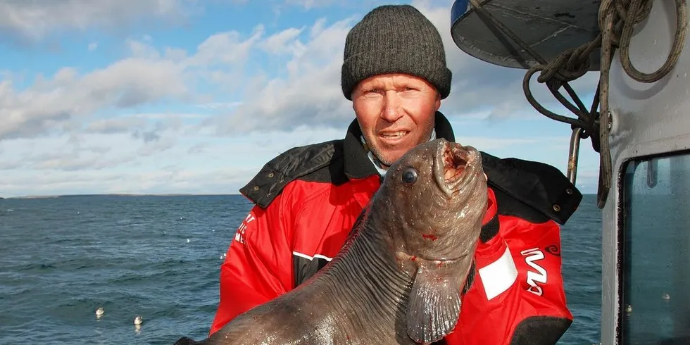 Sportsfisker Stein Johannessen med den historiske blåsteinbiten. Foto: Ole-Håkon Heier/Hooked.