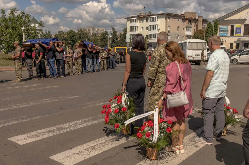 Drepte ukrainske soldater bæres til graven etter offensiven inn på russisk område i Kursk-regionen.