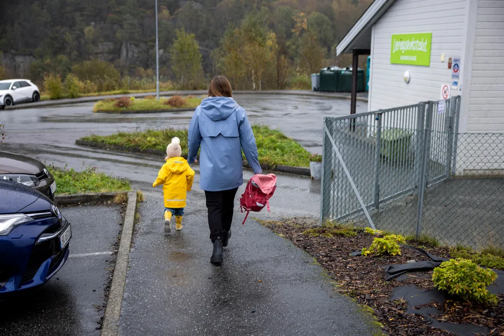 For svak og for sen regulering av kommersielle barnehager åpnet for eiendomssalg som ga milliardutbytte for eierne, ifølge skribenten.