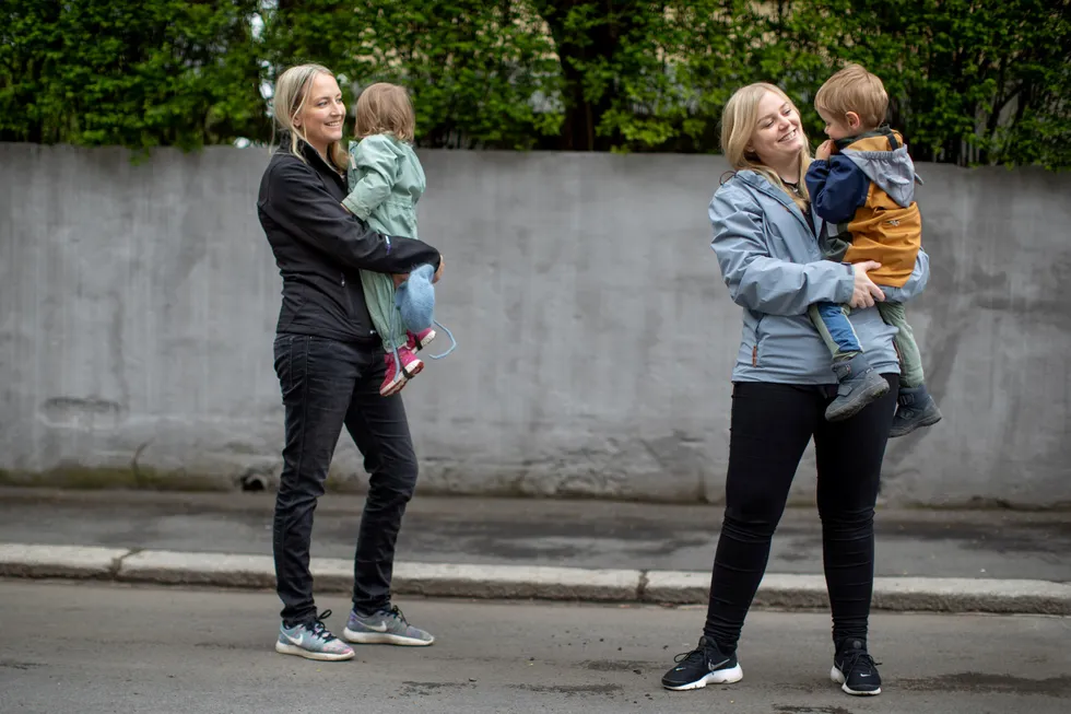 Artikkelforfatterne Tina Bru (til høyre) og Sandra Bruflot med henholdsvis sønn og datter på armen våren 2021.