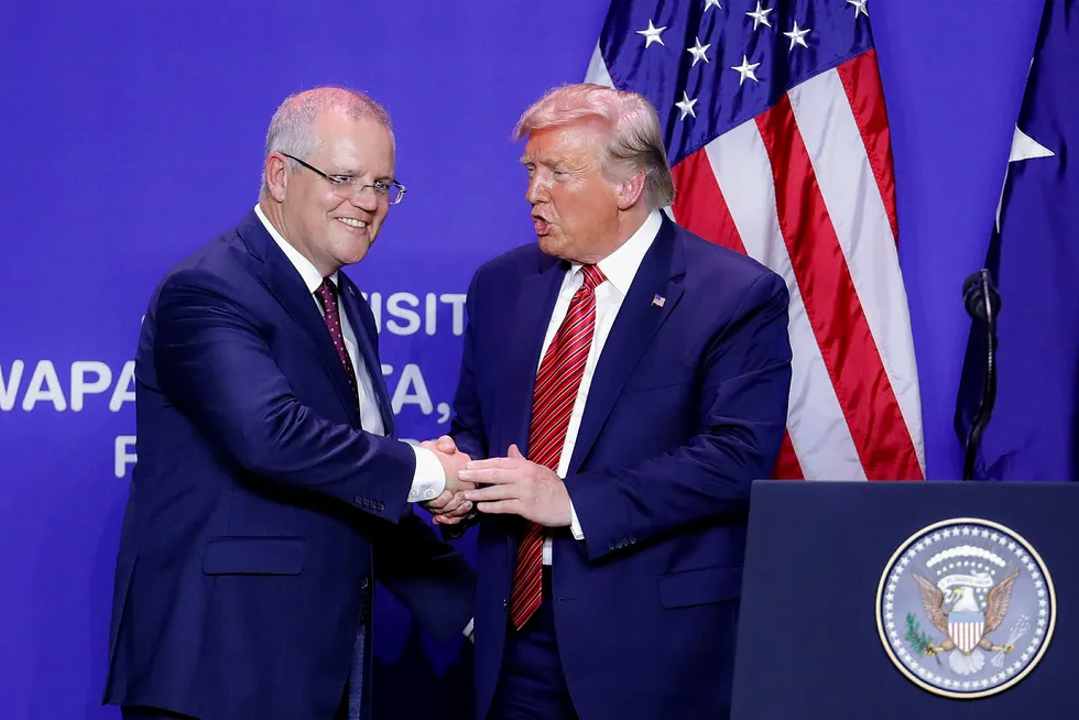 President Donald Trump (til høyre) skal nylig ha lagt press på Australias statsminister Scott Morrison om å hjelpe til med å sette Trump i et bedre lys.