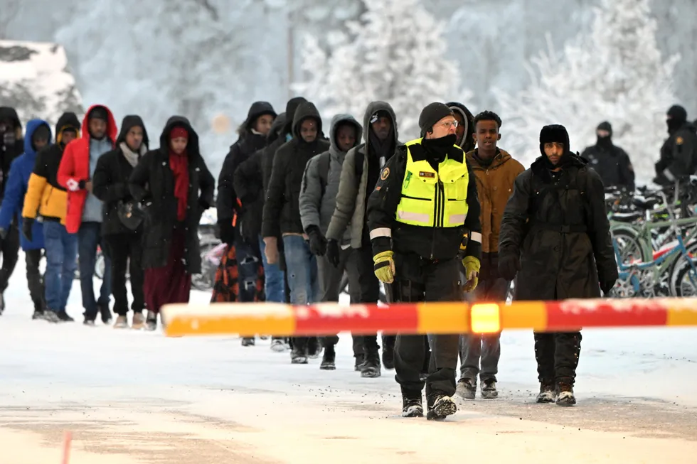På grensen. Migranter på vei inn i Finland fra Russland torsdag 23. november.