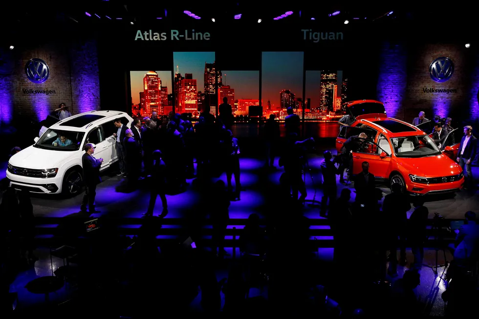 Bilutstillingen i Detroit er i gang denne uken, men Volkswagens to nyheter Atlas (til venstre) og en langversjon av Tiguan overskygges nok en gang av utslippsskandalen. Foto: Brendan Mcdermid/Reuters/Scanpix