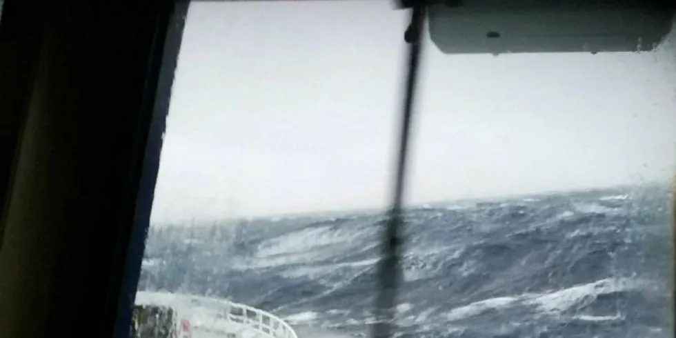 LANGT FRA LAND: Redere i autolineflåten er bekymret for manglende helikopterberedskap i Barentshavet. Her et bilde fra autolinefartøyet «Veststeinen».