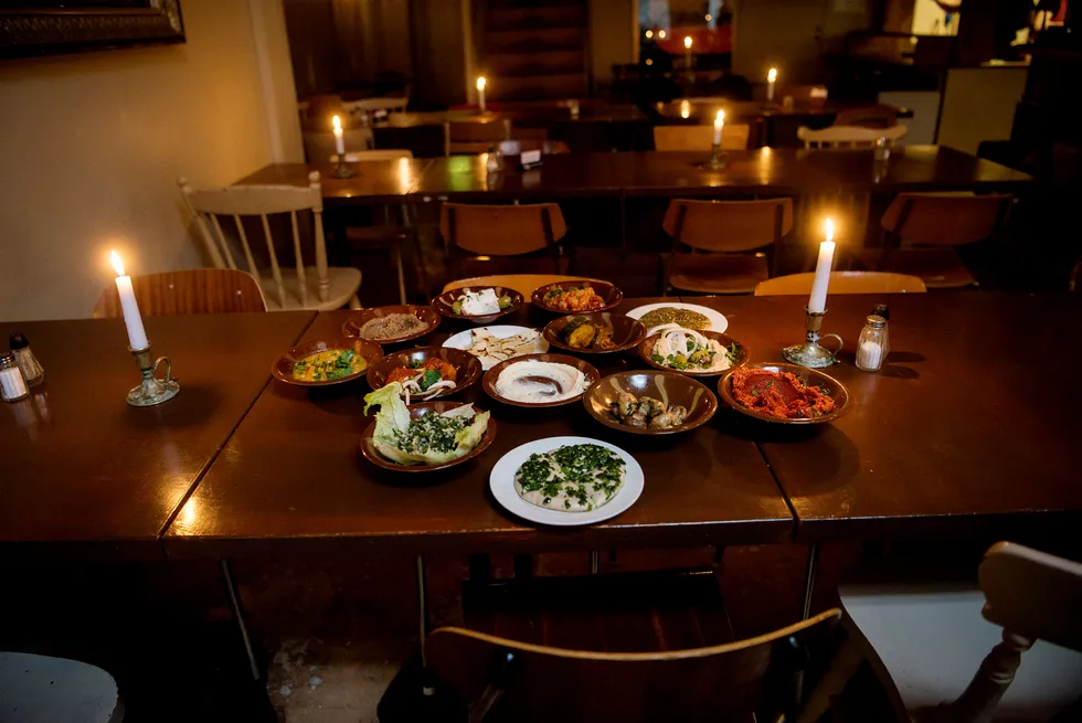 Med 13 små skåler gir Habibi en autentisk opplevelse av arabisk matkultur. Foto: Mikaela Berg