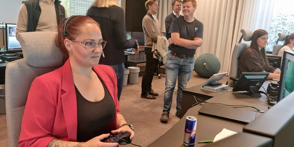 Her sitter assisterende leder Astrid Nummedal med kontroll over flere merder ved operasjonssentralen. Kontrollen hun bruker beskriver hun som en hybrid mellom en Playstation- og en Xbox-kontroll.