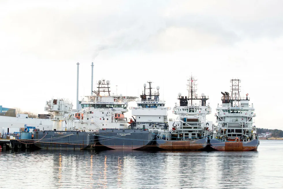 Stadig flere skip blir med i Norsk Internasjonalt Skipsregister (NIS). Bildet viser skip som brukes i oljeindustrien som ligger til kai i Ålesund.