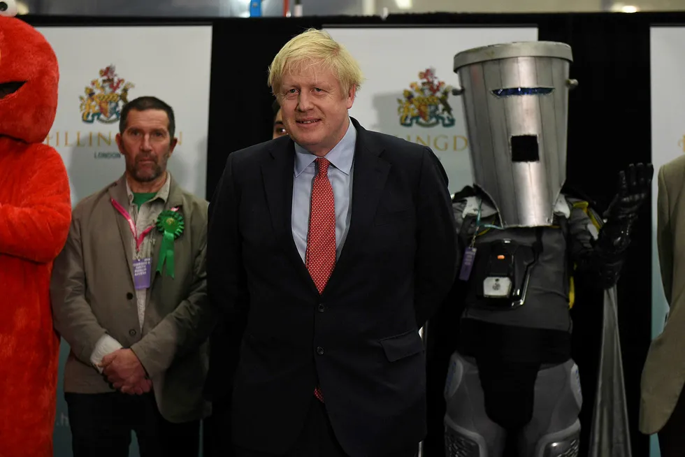 Boris Johnson beholder sitt sete i parlamentet. Bildet er tatt rett før resultatet ble kjent.