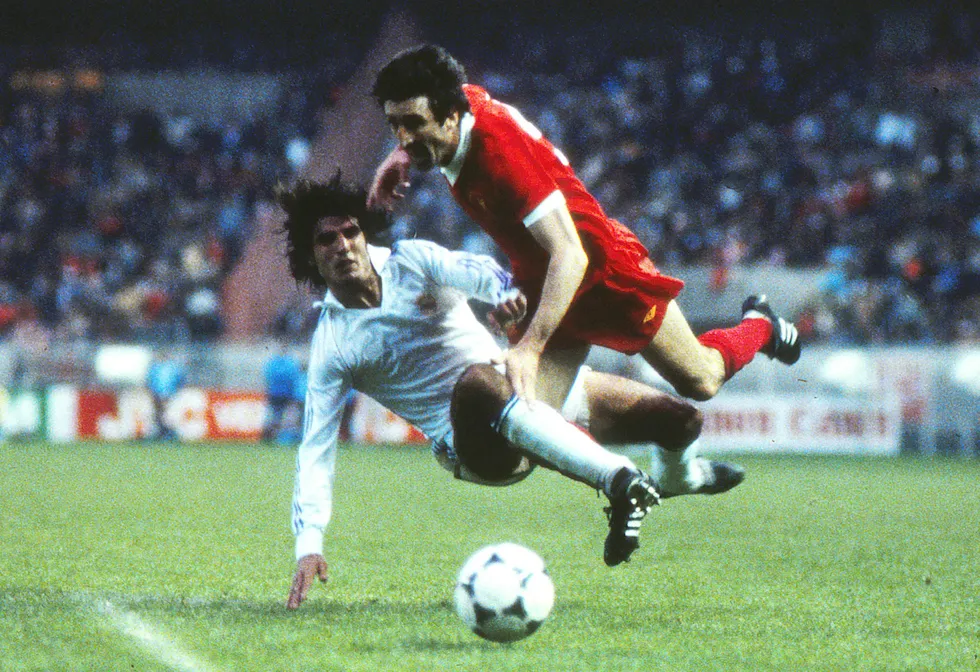 Finalen i Paris. Liverpool og Real Madrid møttes i finalen i den europeiske serievinnercupen i 1981. Andrés Sabido vant denne duellen mot David Johnson, men til slutt var det Liverpool som ble mestere. Kampen endte 1–0. Foto: Colorsport/REX/Shutterstock/NTB Scanpix