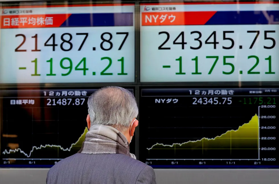 Investorer er nervøse i Asia og sendte Nikkei-indeksen ved Tokyo-børsen ned 4,73 prosent tirsdag. Foto: Shizuo Kambayashi/AP/NTB Scanpix