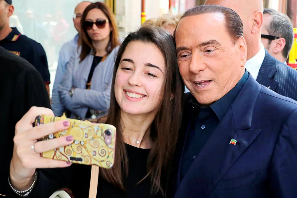 Mange italienere vil fortsatt ta en selfie sammen med Silvio Berlusconi, som langt fra er ferdig i italiensk politikk. Et nyvalg kan åpne for at han kommer tilbake som statsminister, for fjerde gang. Foto: Andrea Lasorte/AP/NTB Scanpix