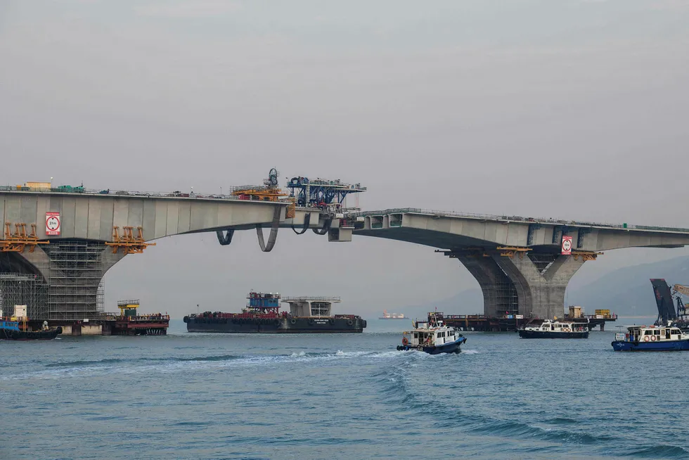 Reisetiden mellom Hong Kong og Zhuhai i Sør-Kina vil bli redusert fra fire timer til vel en halvtime når Hong Kong-Zhuhai-Macau Bridge (HKZMB) åpner om kort tid etter forsinkelser og kostnadsoverskridelser. Foto: Anthony Wallace/AFP/NTB Scanpix