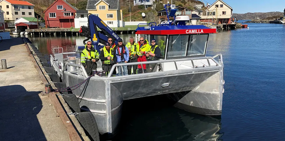 Risnes Marine Craft leverte denne uka «Camilla» til NRS Farming på Espevær. Begivenheten ble feiret med is. Fra venstre, Øyvind Huseby, Christian Nøkling, Truls Opsøen, daglig leder Ronald Refvik Hellenes, Terje Føyen, regiondirektør i NRS Rolf Berg og Nikolas Kleivane.